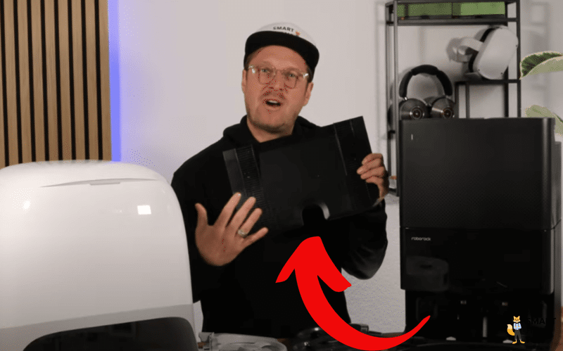Die Auffahrrampe der Roborock Qrevo Slim Station wird zu Wartungszwecken abgenommen.